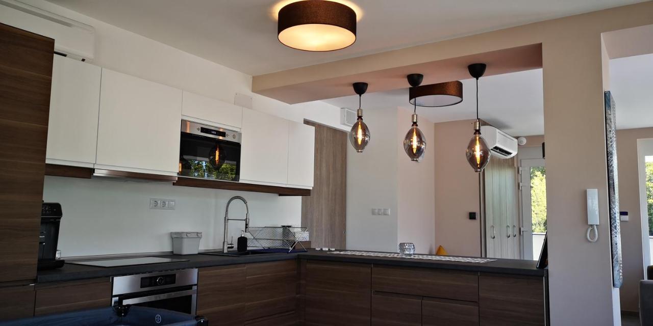 Apartment Moments - Emerald Penthouse
