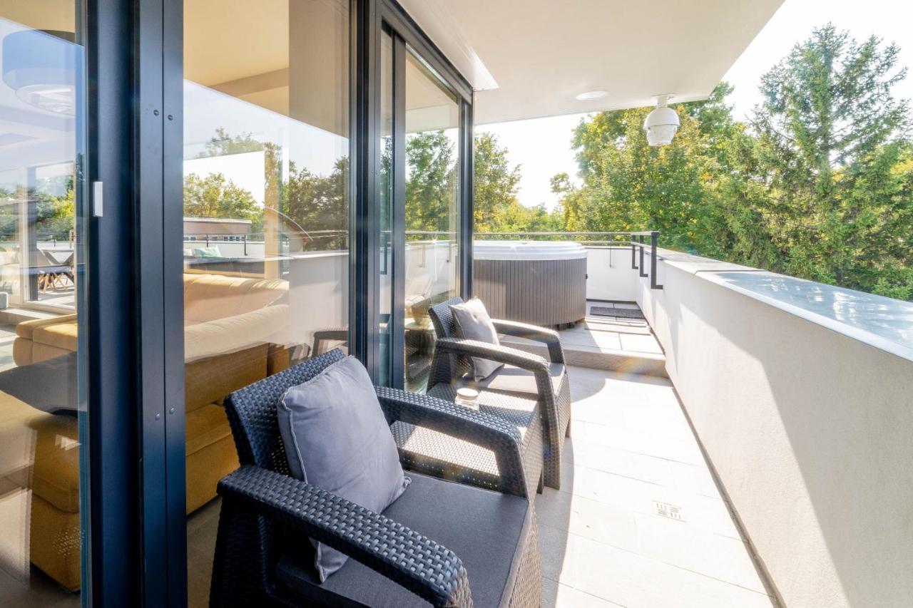 Apartment Moments - Emerald Penthouse *