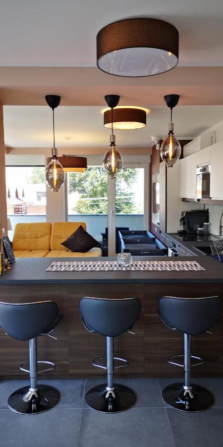 Moments - Emerald Penthouse Apartment *