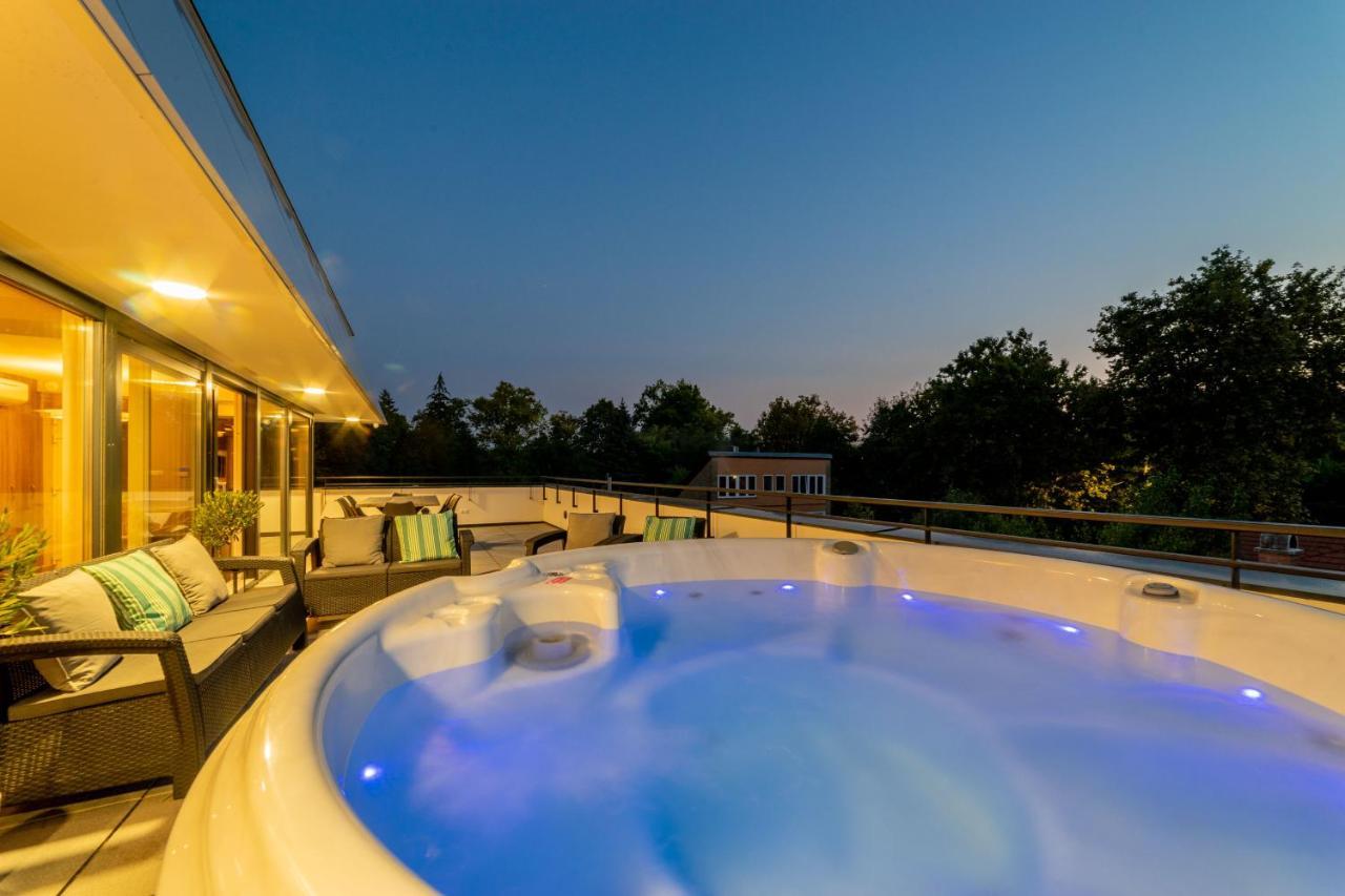 Moments - Emerald Penthouse Apartment
