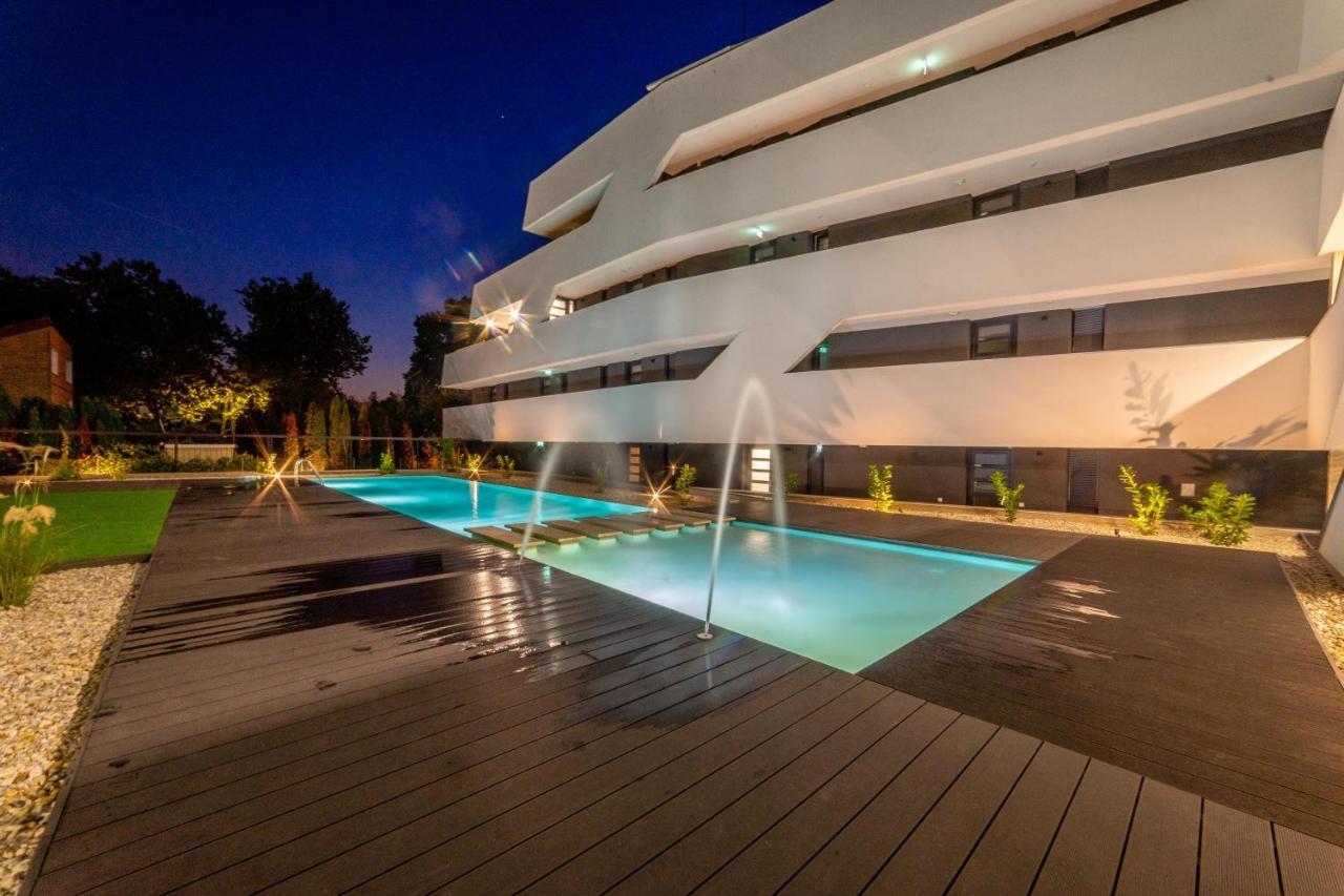 Moments - Emerald Penthouse Apartment