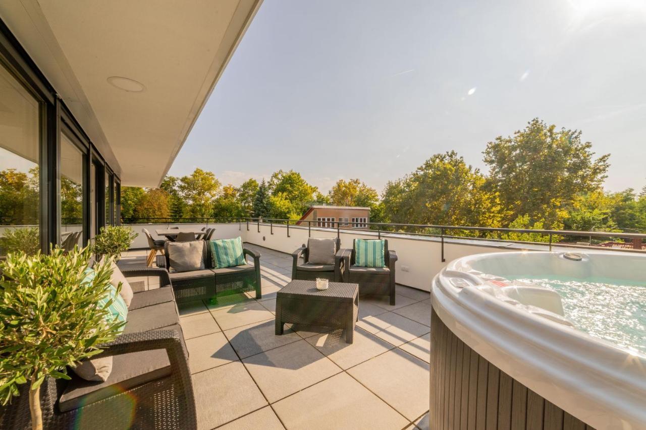 Apartment Moments - Emerald Penthouse